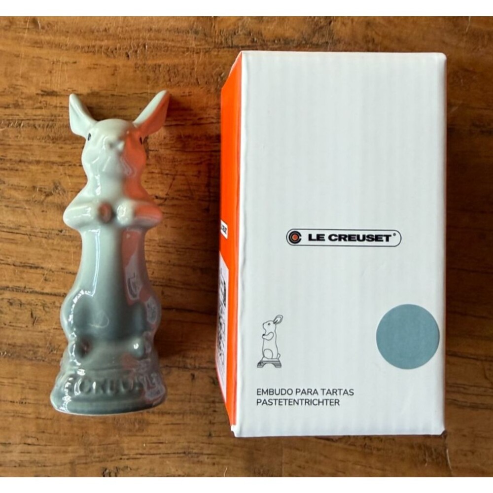 Le Creuset Stoneware Easter Bunny Pie Vent Bird Funnel - Sea Salt - New in Box - Picture 2 of 6